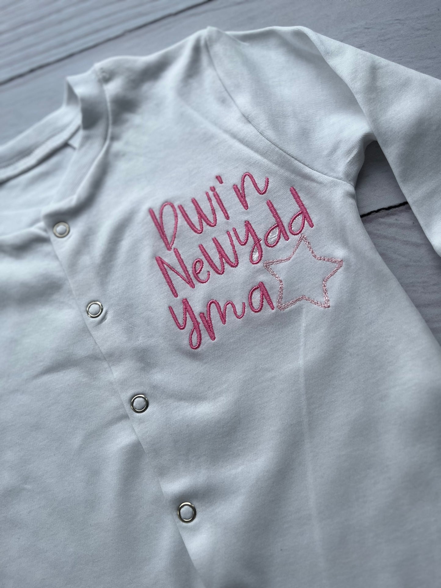 Dwi’n Newydd Sleepsuit