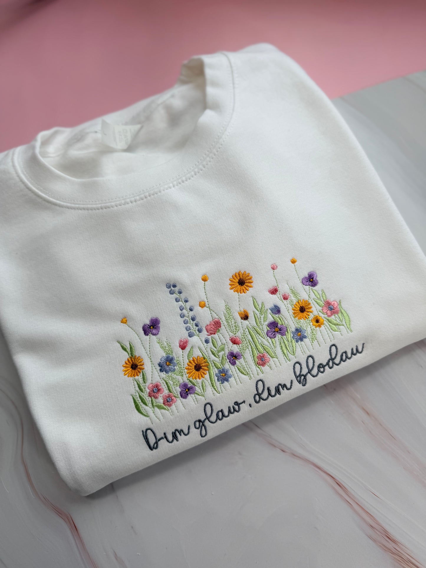 Siwmper Dim Glaw, Dim Blodau